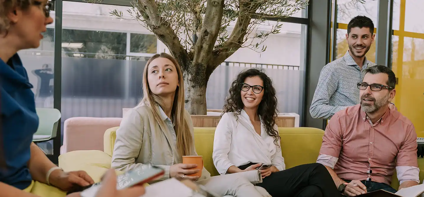 Ein Teamfoto von 5 Personen in einer Besprechung